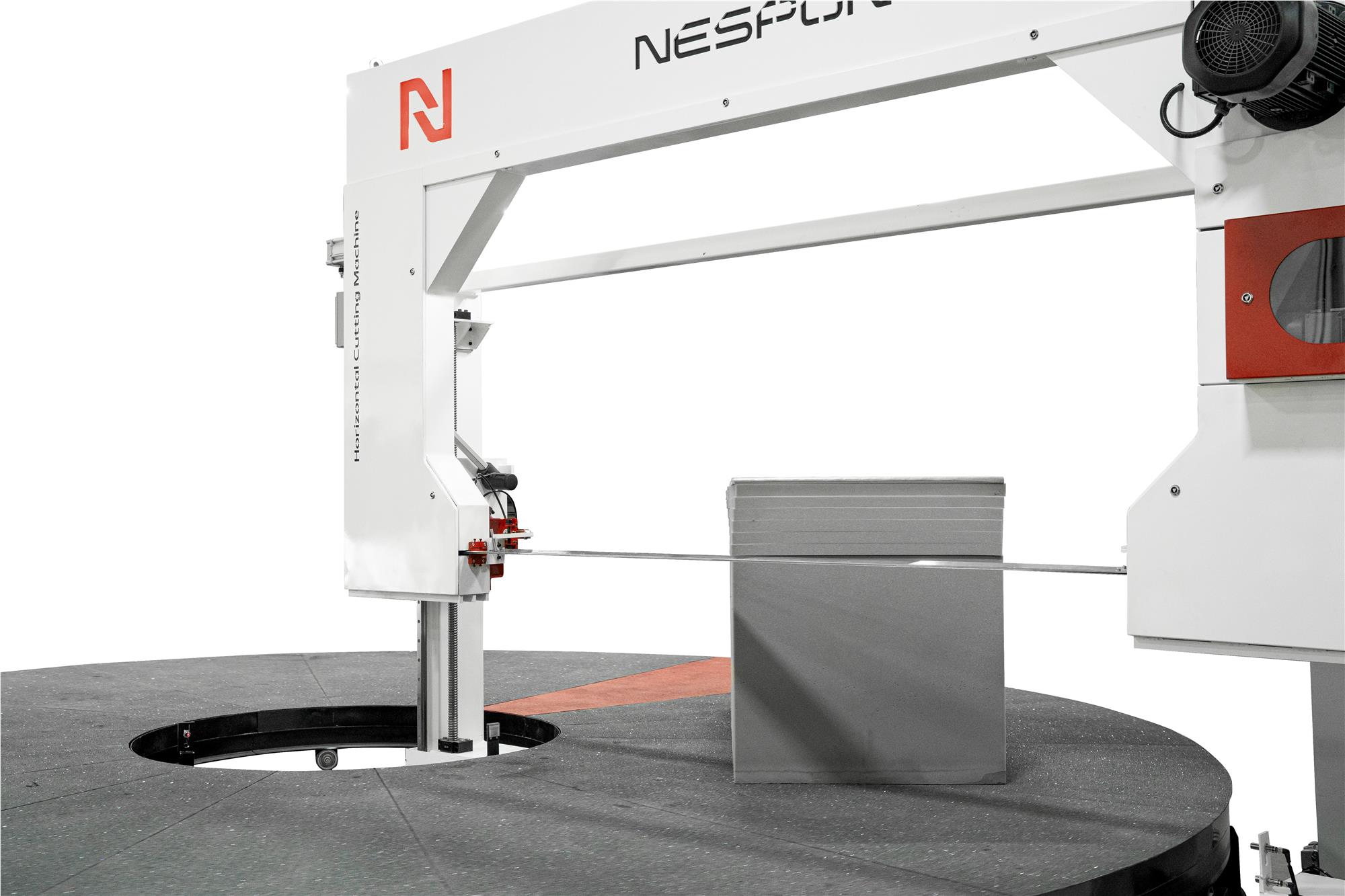 40 m/dk köprü hareket hızı ve optimize edilmiş otomatik tabla dönüş sistemi sayesinde yüksek tempolu üretim süreçlerine tam uyum sağlar.
SiC kaplı tabla yüzeyi ve vakum sistemi, süngerin kaymasını önler ve kesim hassasiyetini artırır.
Bu sayede hem kesim kalitesi yükselir hem de fire oranı azalır.