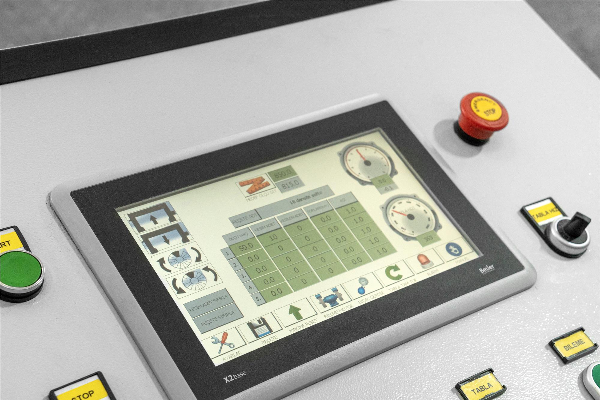 PLC dokunmatik panel ile tüm makine fonksiyonlarına kolayca erişilir.
Kullanıcı dostu arayüz sayesinde eğitim süresi kısalır ve operatör hataları azalır.
Reçetelendirme sistemi ile üretim süreçleri daha verimli ve kontrollü hale gelir.