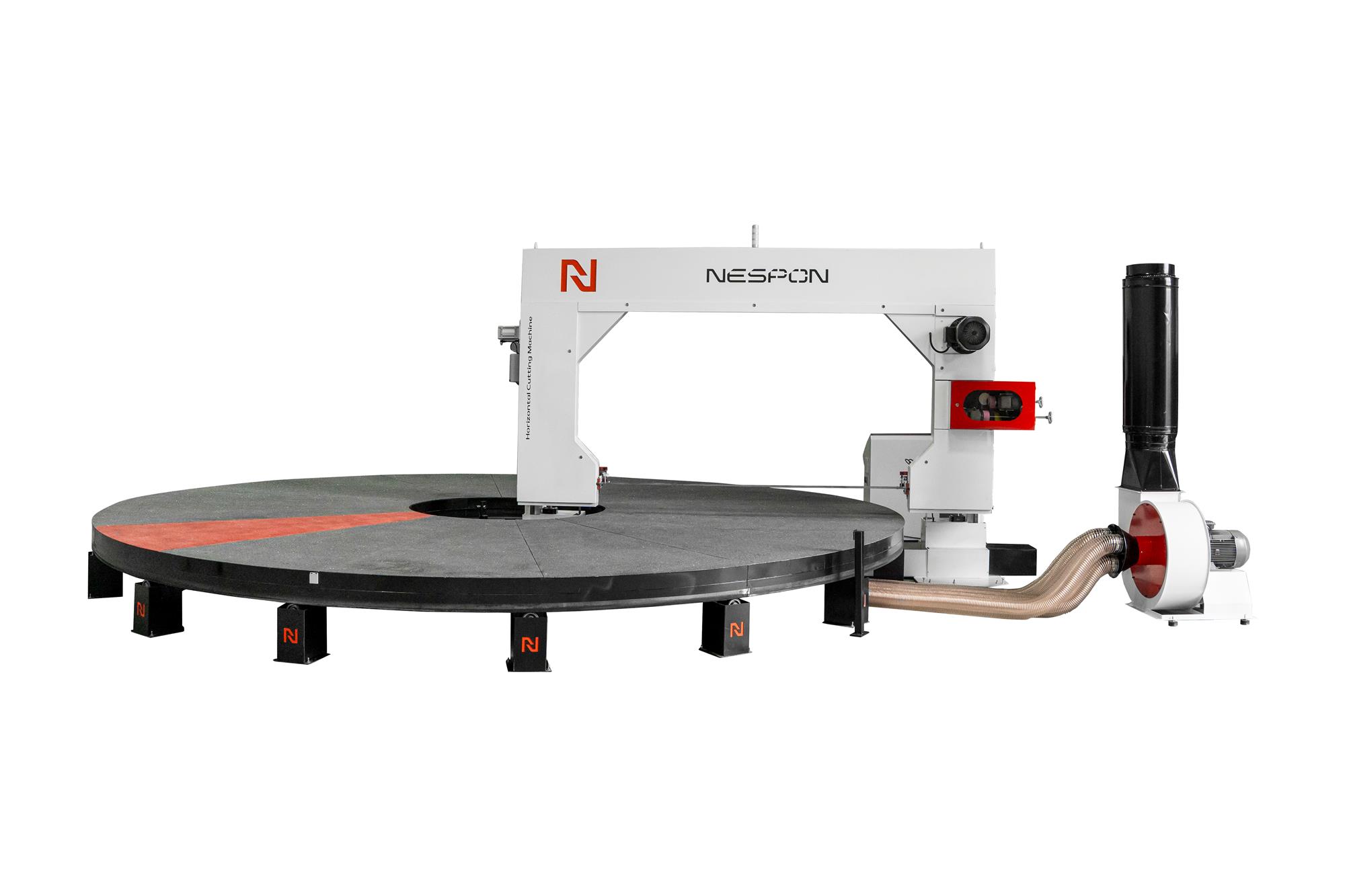 2650 x 6500 mm ölçülerindeki geniş işlem alanı, farklı boyutlardaki süngerleri rahatlıkla işleme imkânı sunar.
Özellikle büyük hacimli üretimlerde operatörün işini kolaylaştırır ve üretim süresini kısaltır.