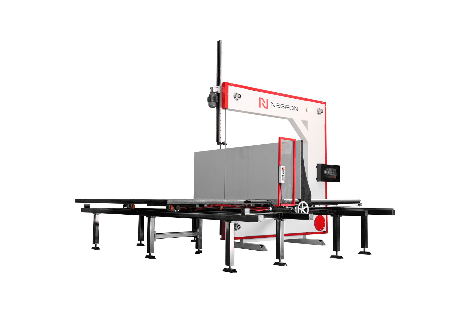 Pnömatik bıçak gerdirme ve merkezleme sistemi, sünger blokların düzgün ve kaliteli kesimini garanti eder.