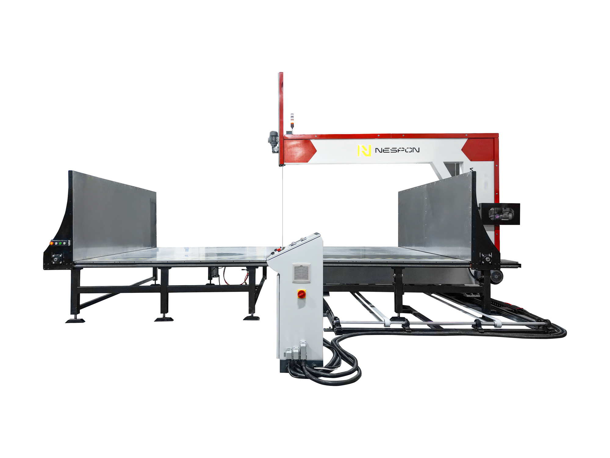 2.3 kW servo motor ve optimize edilmiş köprü hareket sistemi ile yüksek hızda kesim yapılırken hassasiyet korunur. Bıçak tahrik motoru ve redüktör sistemi sayesinde düzgün ve hatasız kesim yüzeyleri elde edilir.