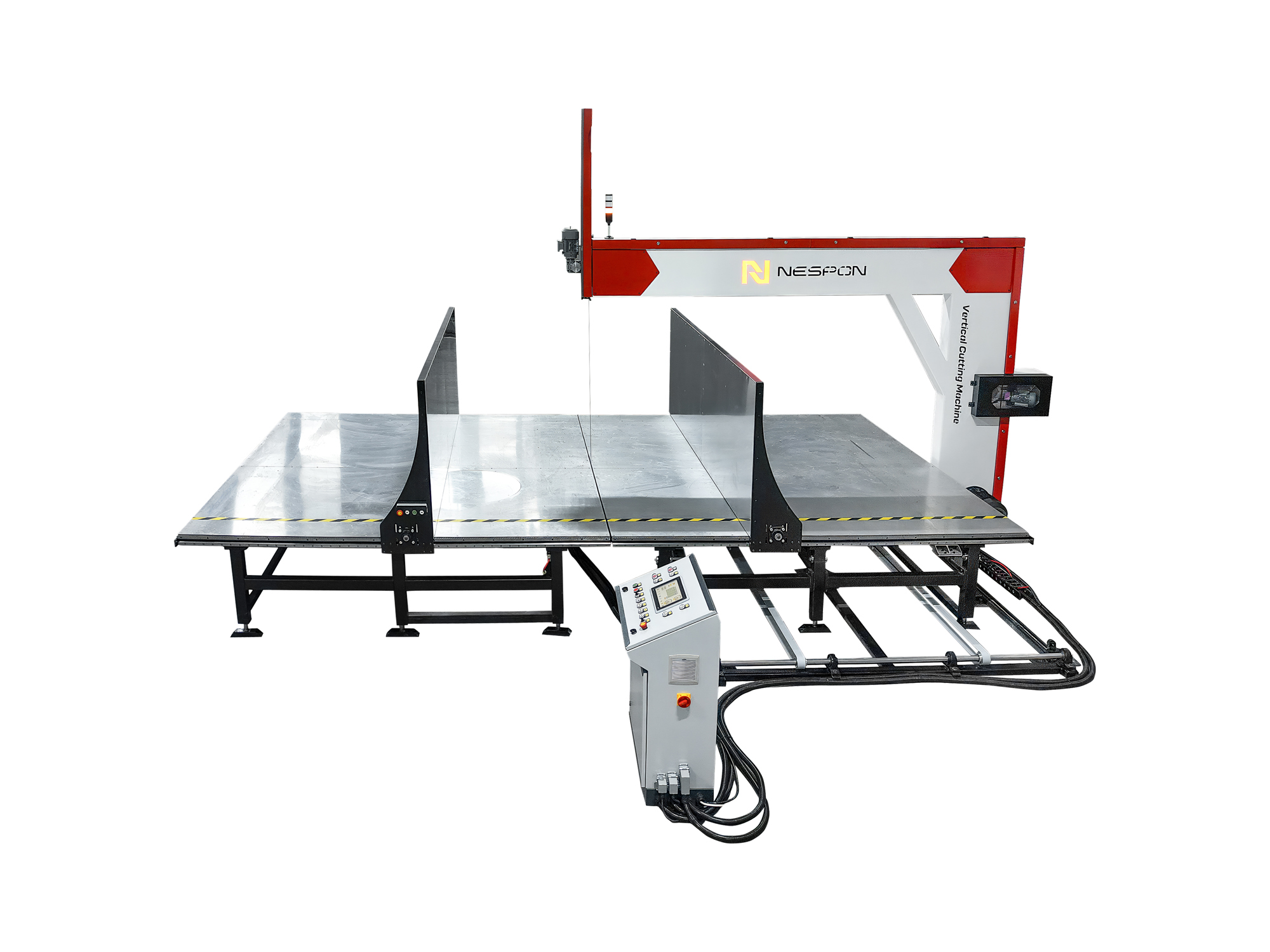 2650 x 6500 mm çalışma alanı sayesinde büyük blok süngerler rahatlıkla işlenir. Sağlam gövde yapısı ve hassas ray sistemi, kesim sırasında titreşimi minimuma indirerek düzgün ve kaliteli sonuçlar elde edilmesini sağlar.